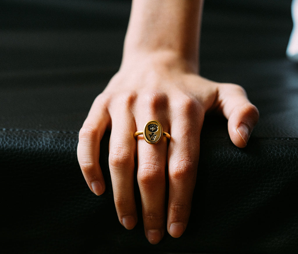 signet ring signs gold