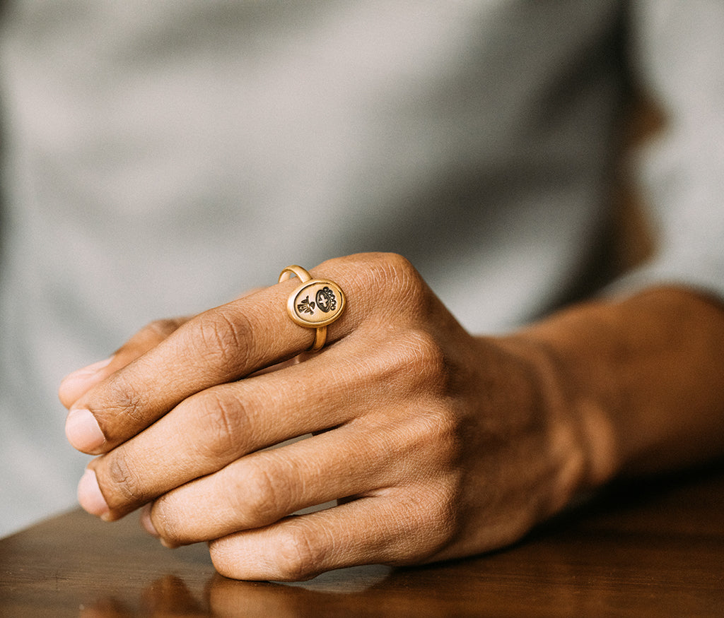 signet ring signs gold