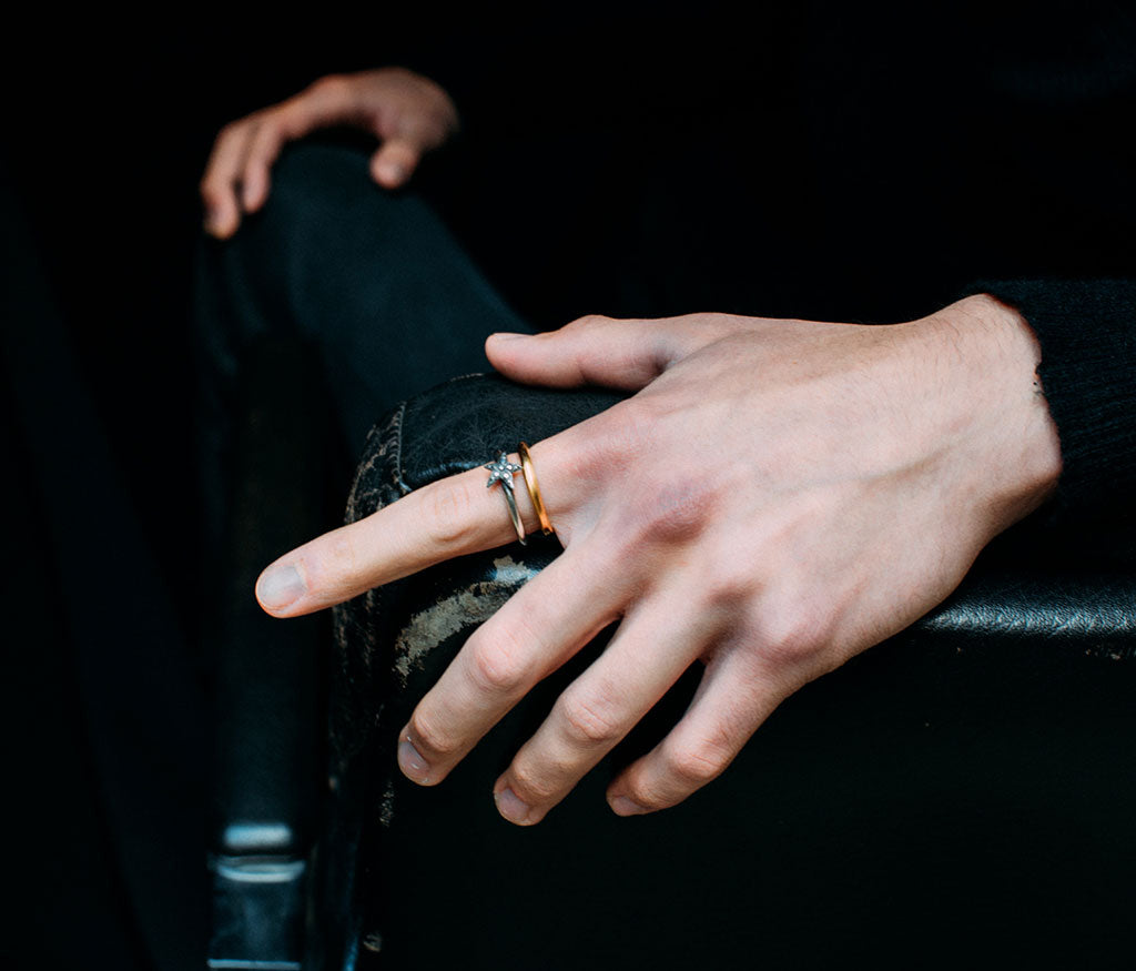 ring classic round hammered gold