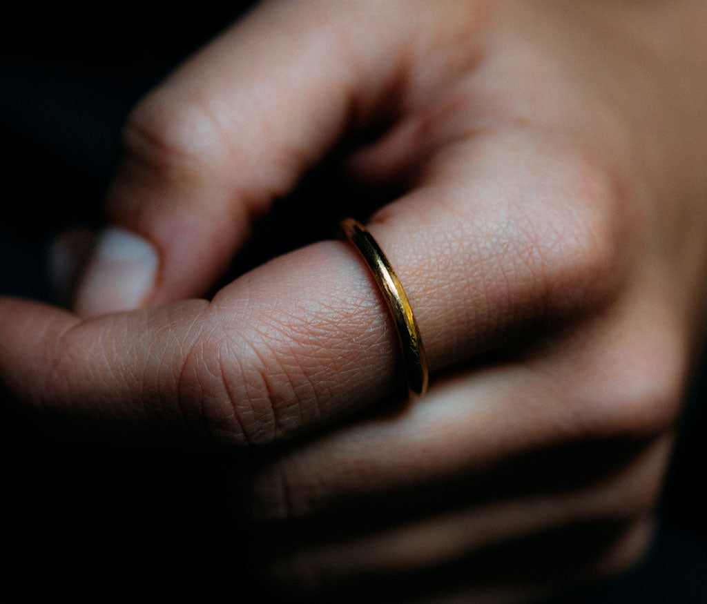 ring classic round hammered gold