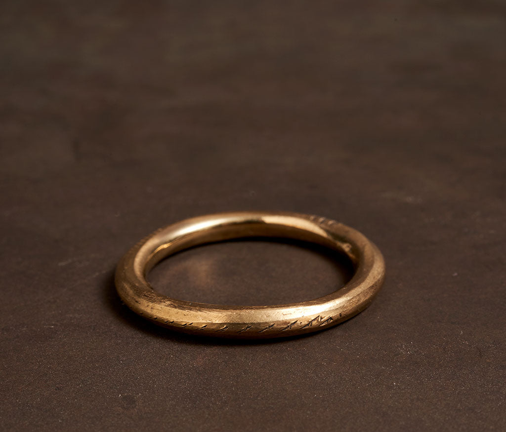 ring classic round tool traces gold