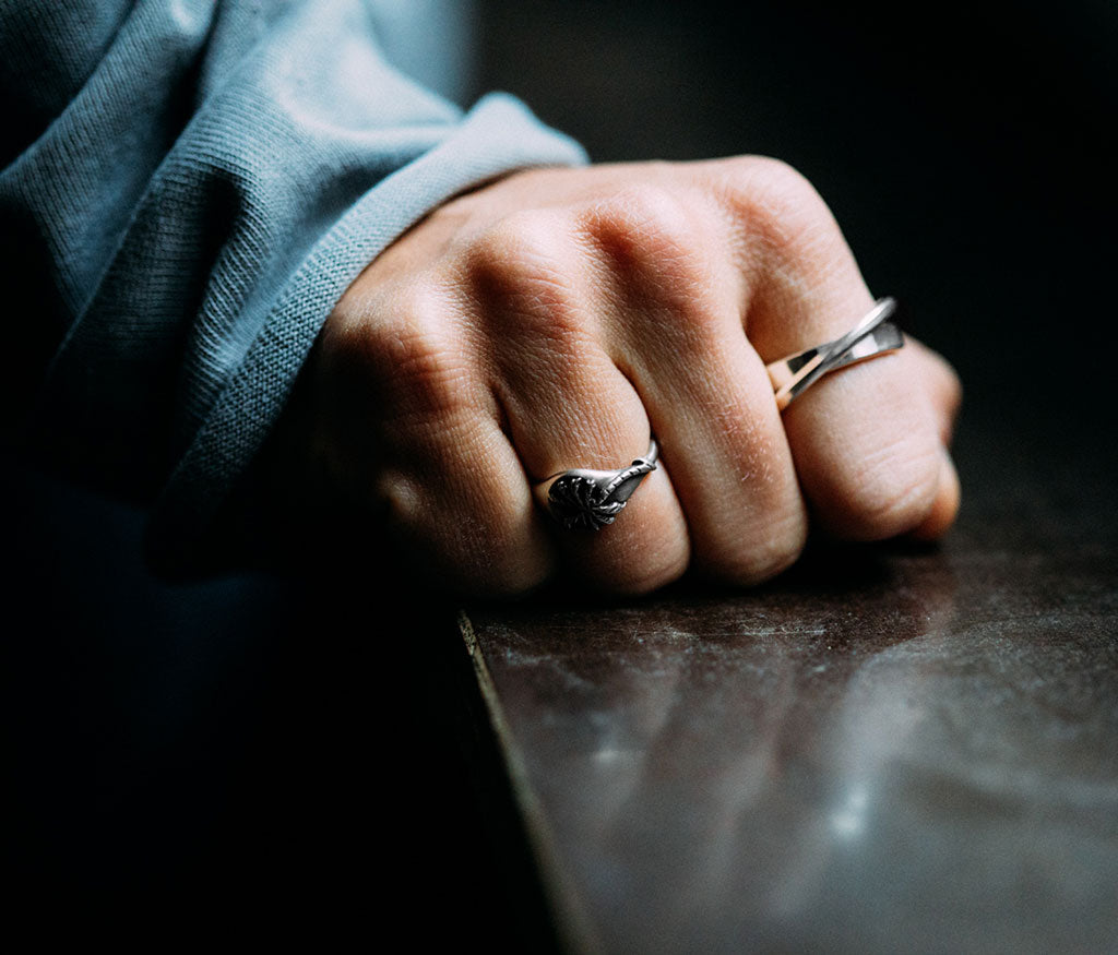 ring symbol palm
