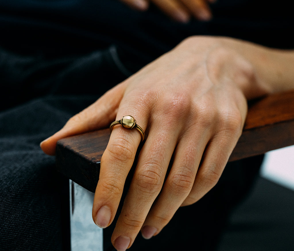 ring symbol pearl gold