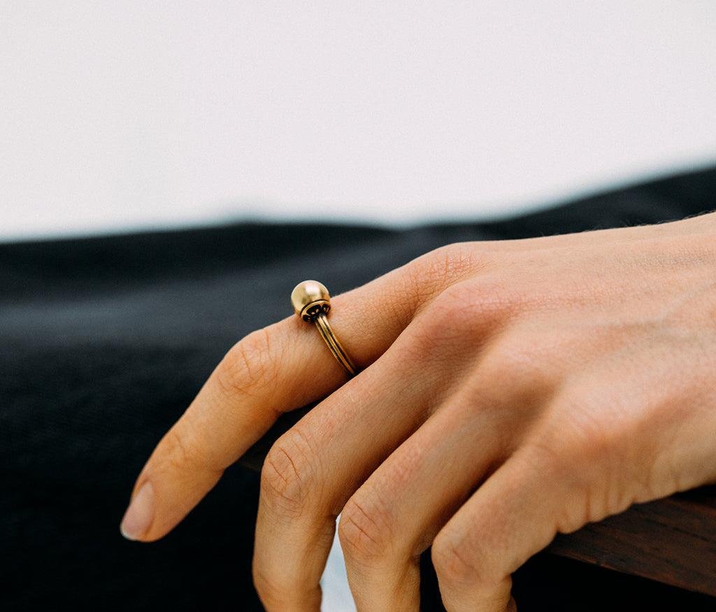 ring symbol pearl gold