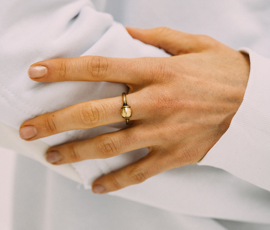 ring symbol pearl gold