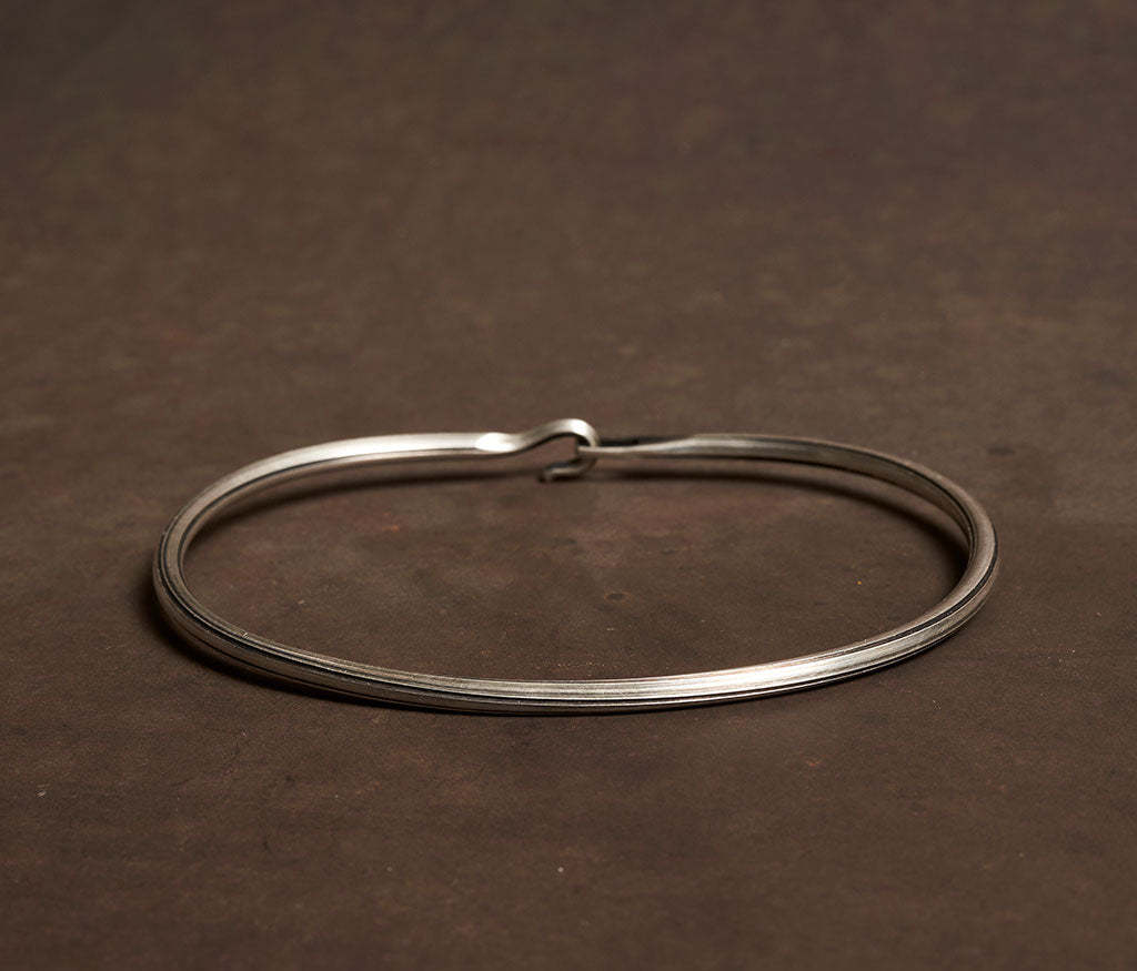 bangle side hook groove