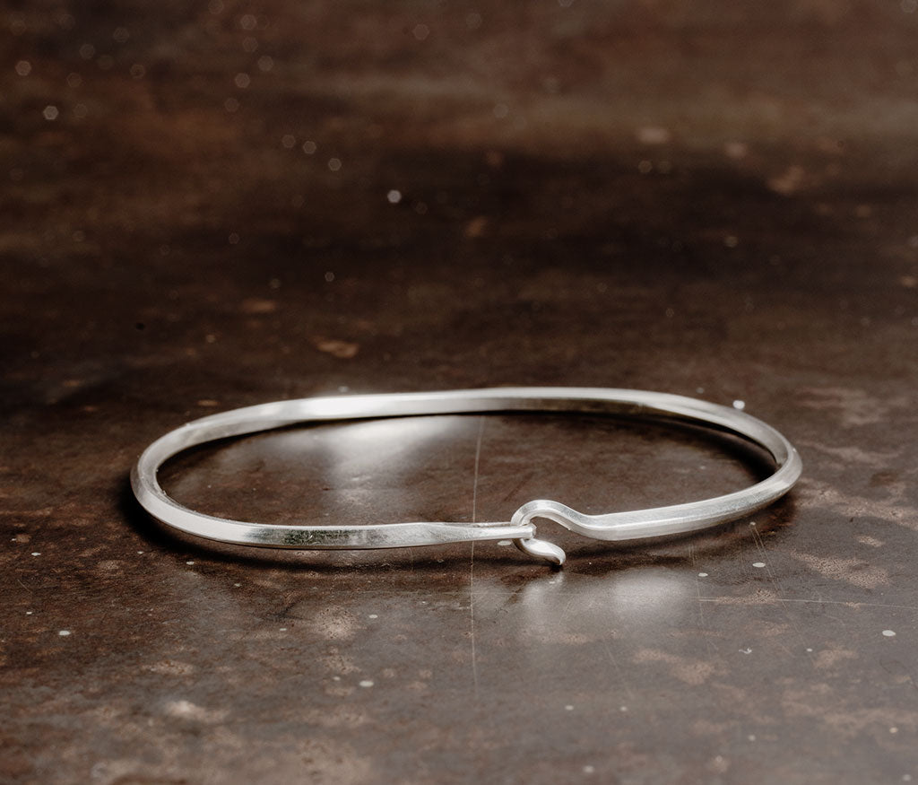 bangle side hook twisted