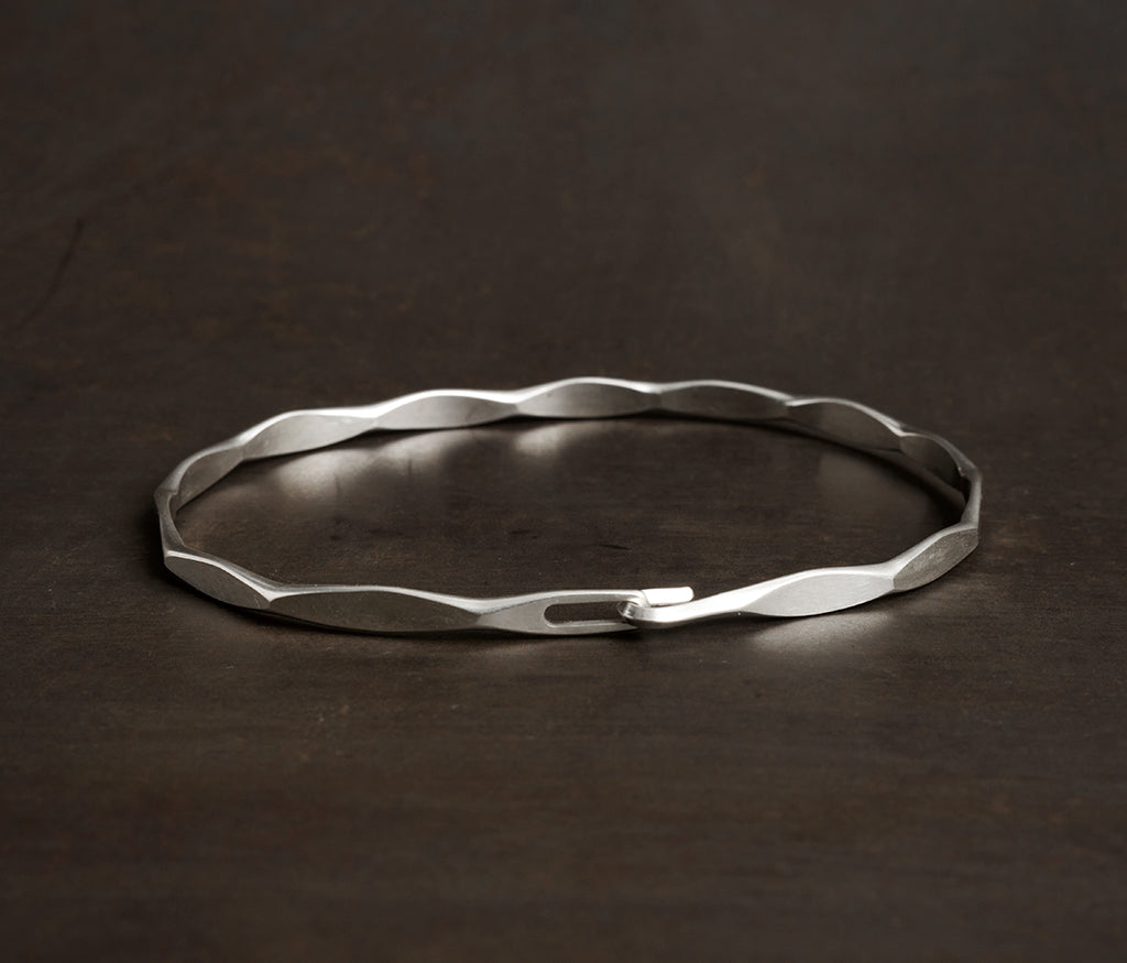 bangle hook facets
