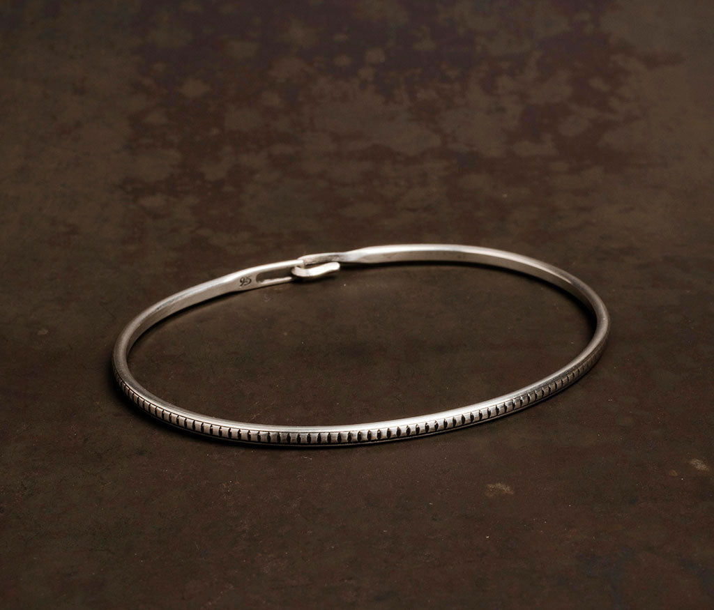 bangle hook trace
