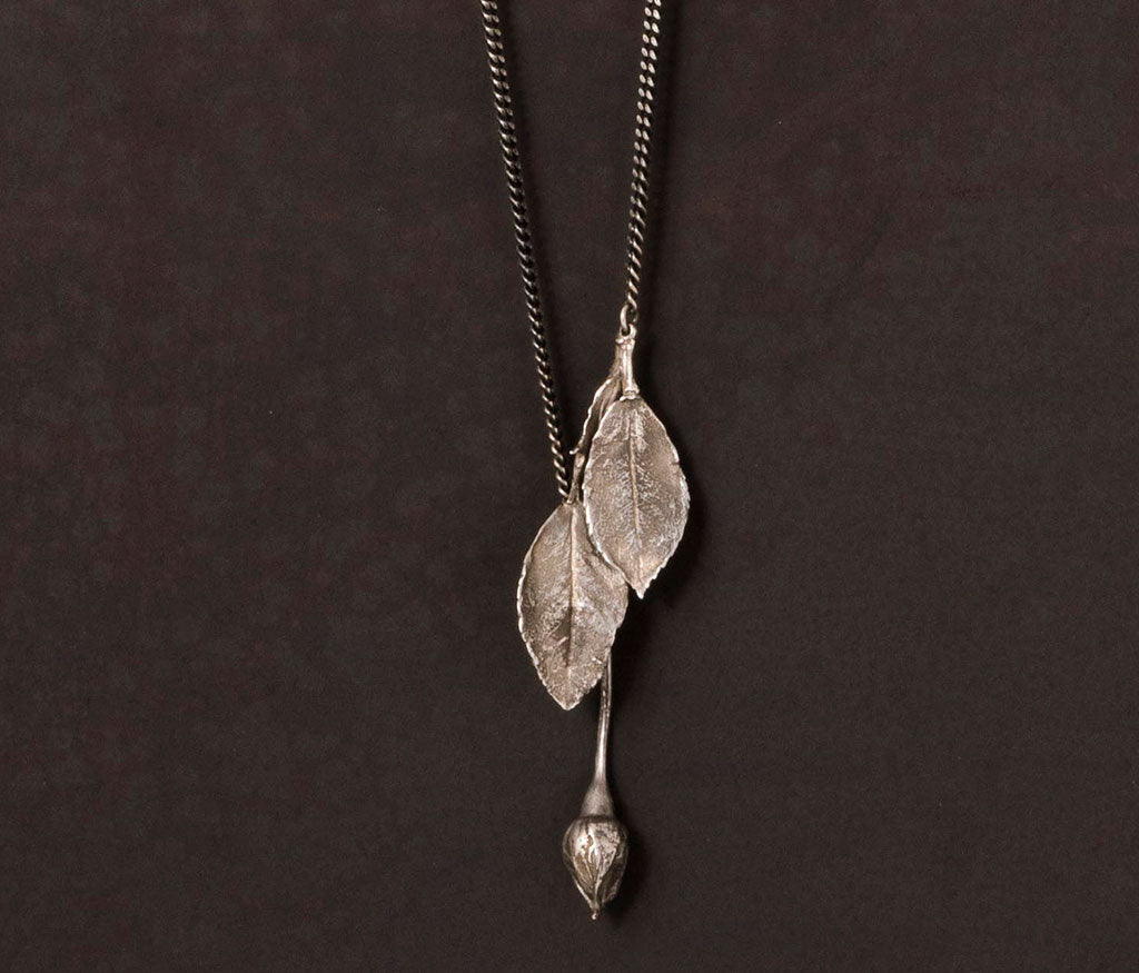 fine chain rosebud