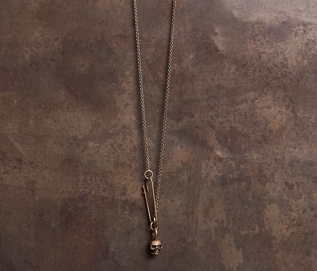 fine chain safety pin+skull gold