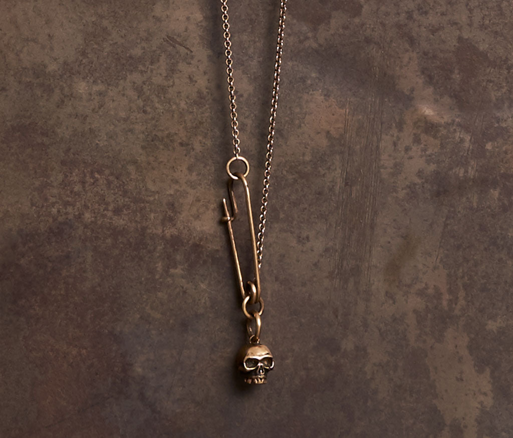fine chain safety pin+skull gold