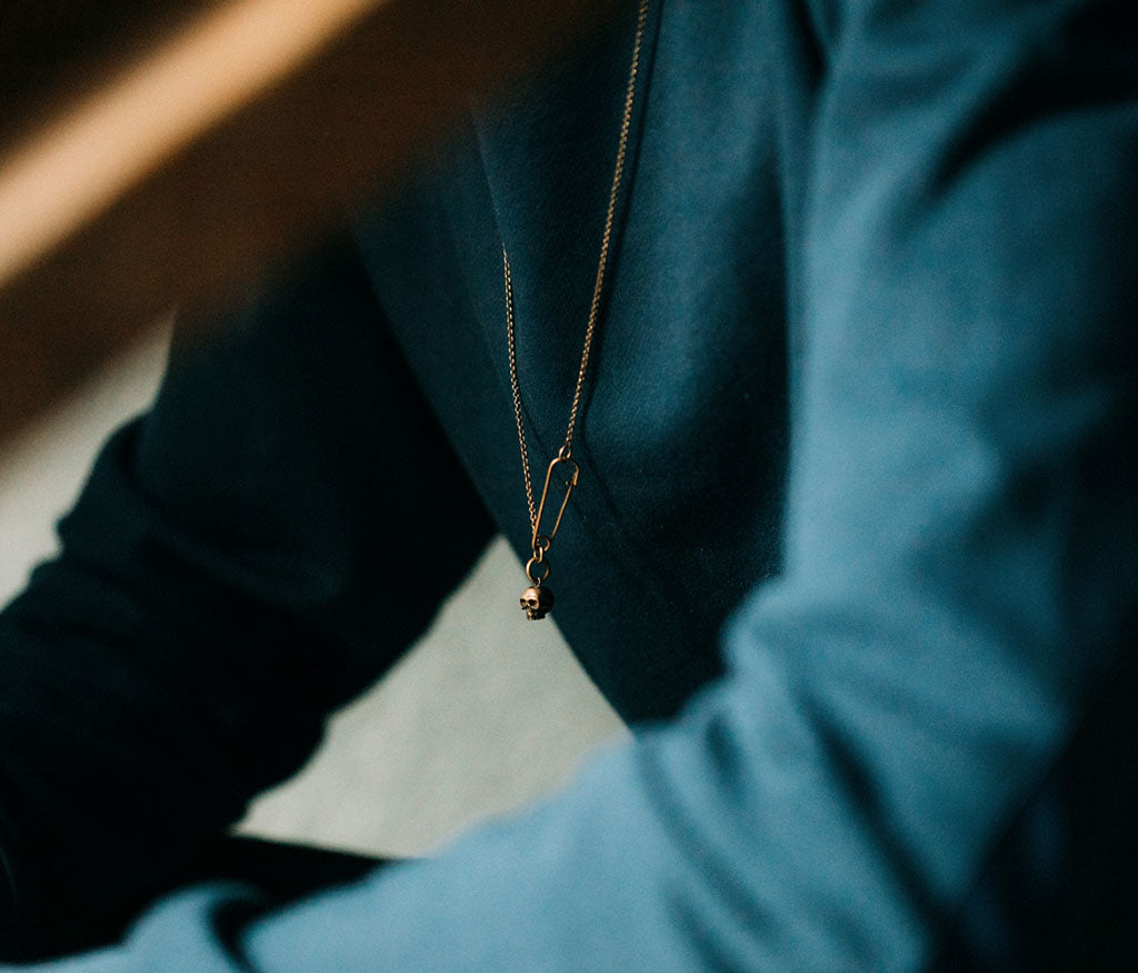 fine chain safety pin+skull gold