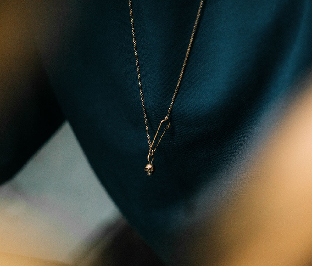 fine chain safety pin+skull gold