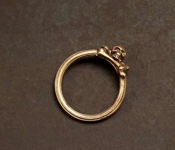 ring symbol skull gold