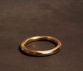 ring classic round hammered gold