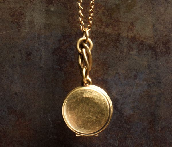 necklace medallion gold